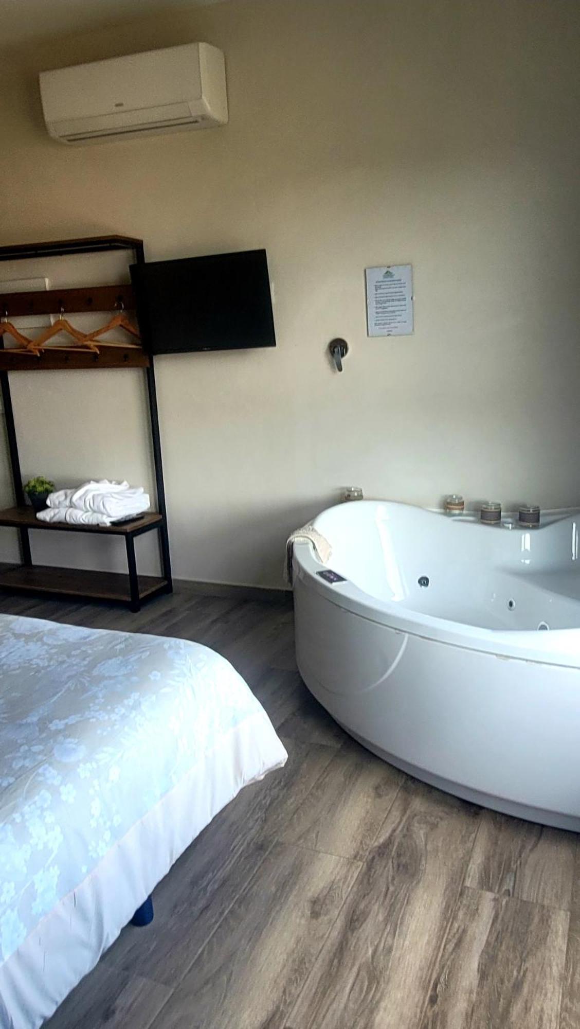 Casas Rurales Maribel - Complejo Moradas Del Cerro 2 - Suites Con Jacuzzi En Alcala Del Jucar Casas del Cerro Rom bilde